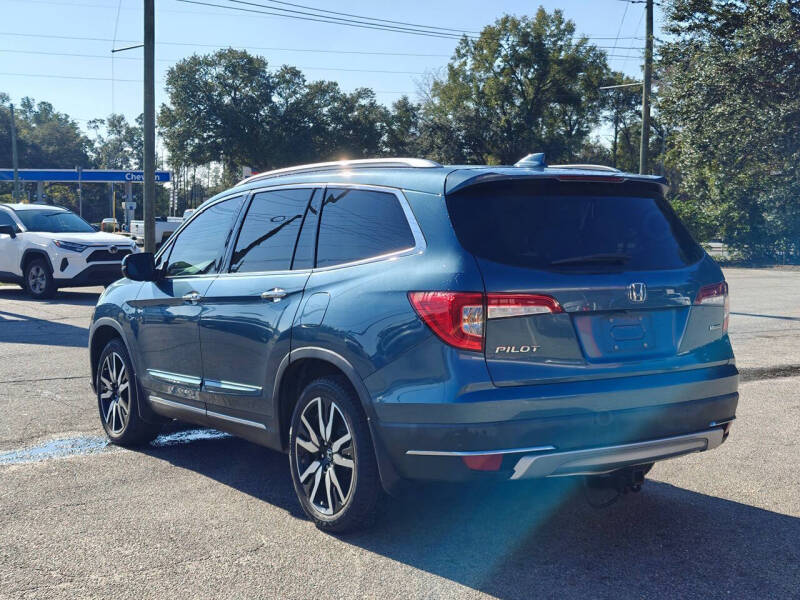 2020 Honda Pilot Touring w/Rear Captain's Chairs