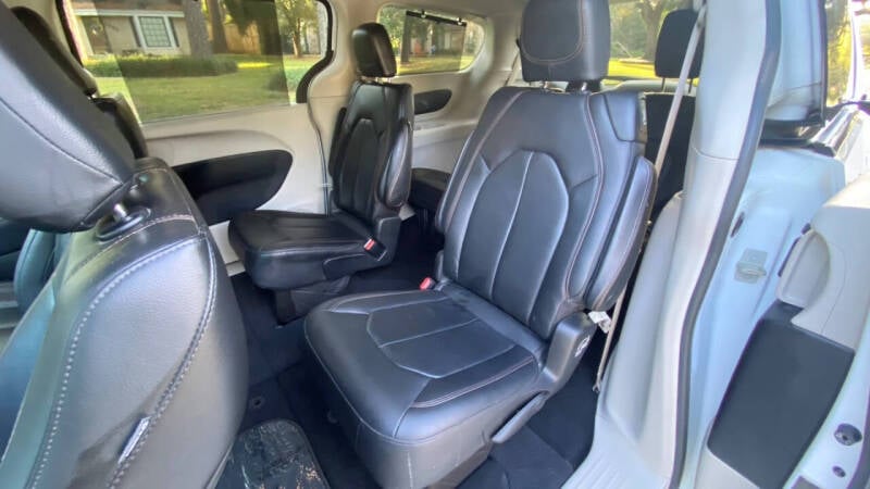 2020 Chrysler Pacifica Touring L photo 19