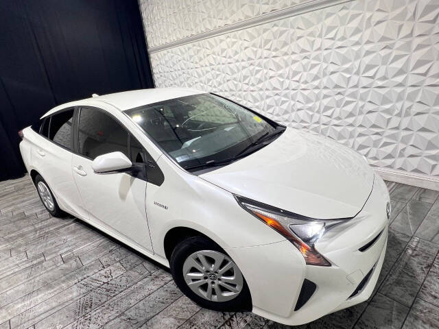 2016 Toyota Prius Two photo 3