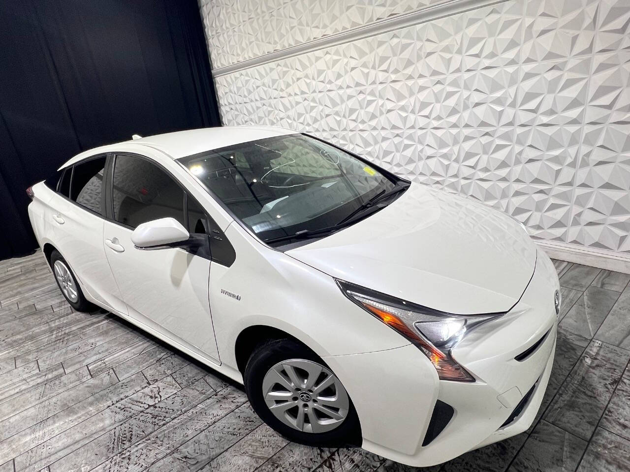 2016 Toyota Prius Two photo 7