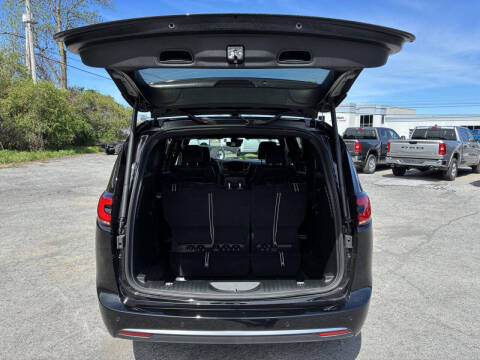 2027 Chrysler Pacifica Select