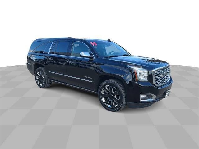 Used 2019 GMC Yukon XL Denali with VIN 1GKS2HKJ5KR197533 for sale in Waterloo, IA