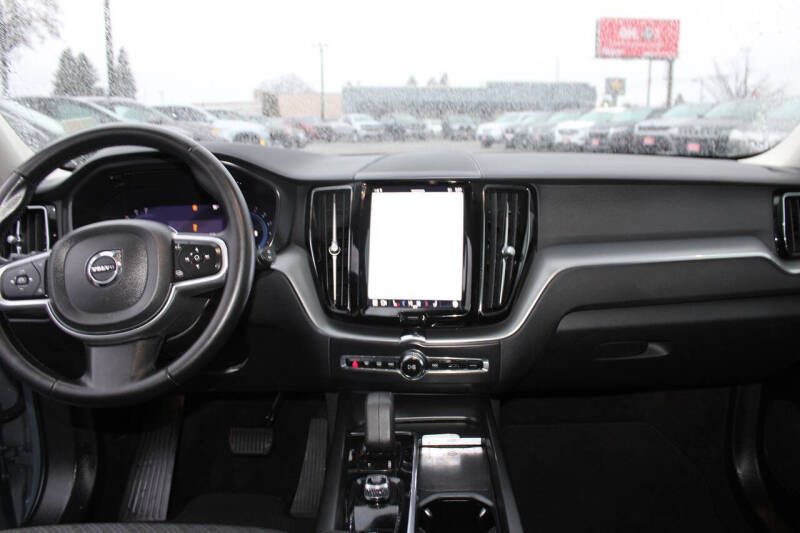 2022 Volvo XC60 B5 Momentum