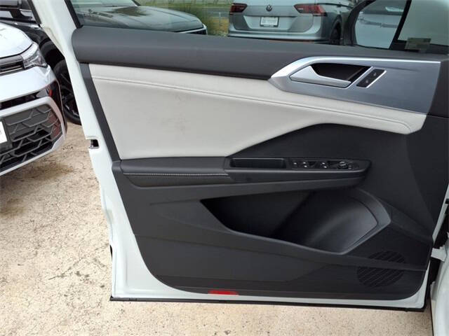 2025 Volkswagen Taos SE