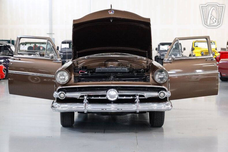 1954 Ford Crestline