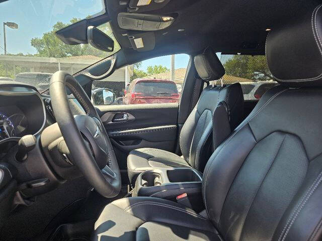 2025 Chrysler Pacifica Select
