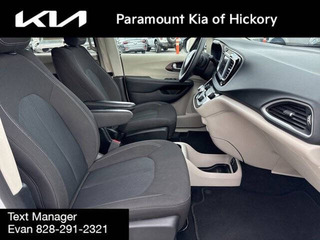 2023 Chrysler Voyager LX