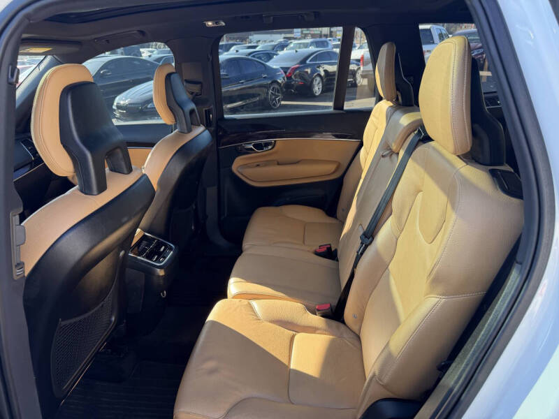 2016 Volvo XC90 T6 Momentum