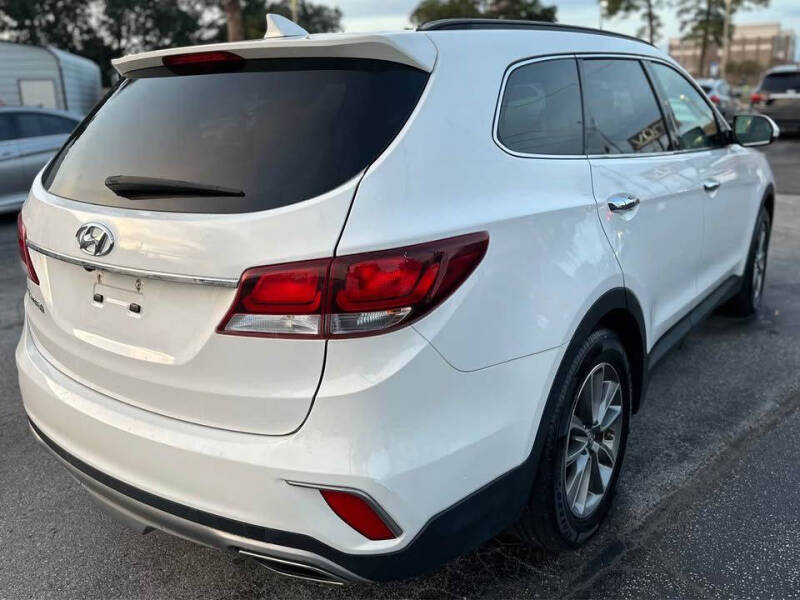 2017 Hyundai Santa Fe SE photo 5