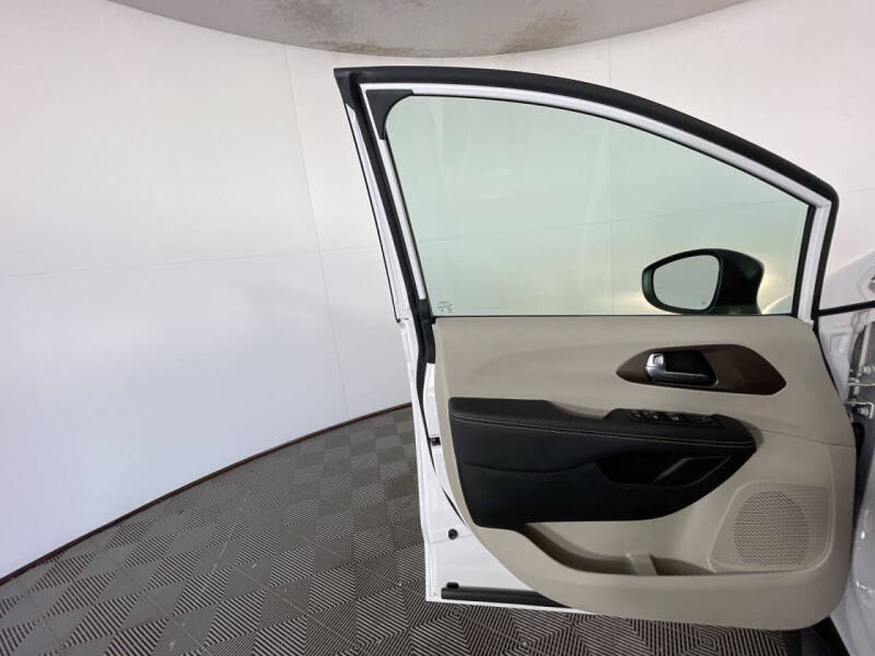 2024 Chrysler Voyager LX