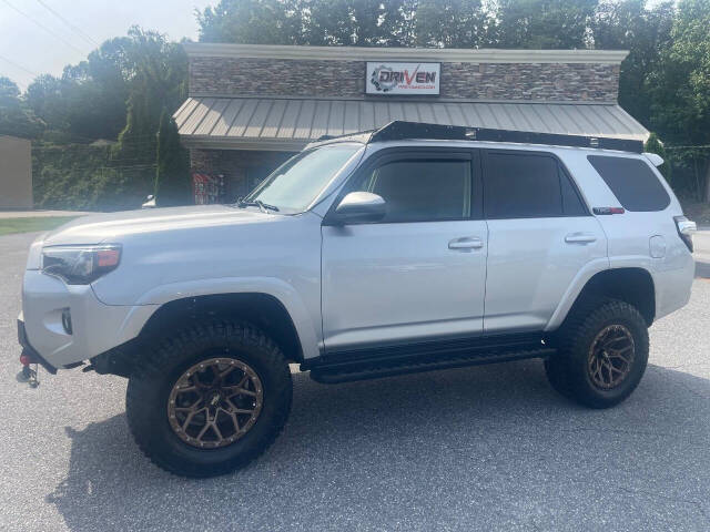 2020 Toyota 4Runner SR5's photo