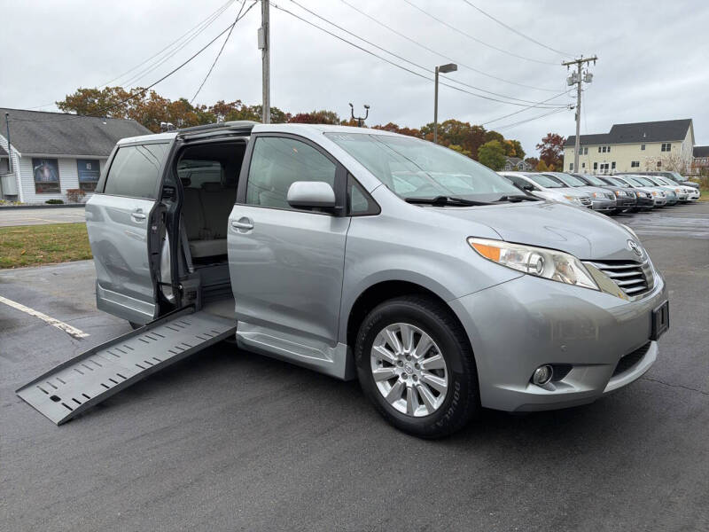 2012 Toyota Sienna Limited's photo