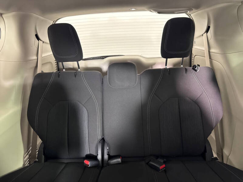 2022 Chrysler Voyager LX