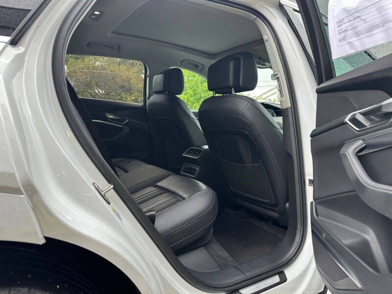 2024 Audi Q8 e-tron quattro Premium Plus