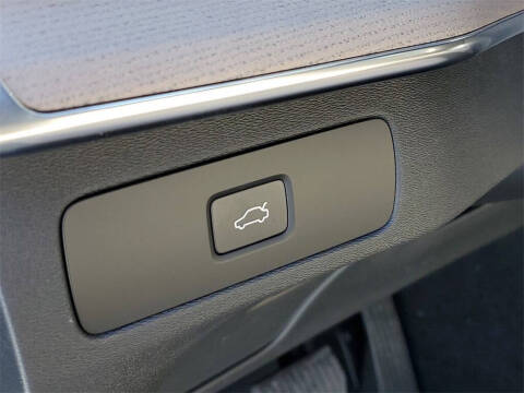 2025 Volvo XC90 B6 Core Bright Theme