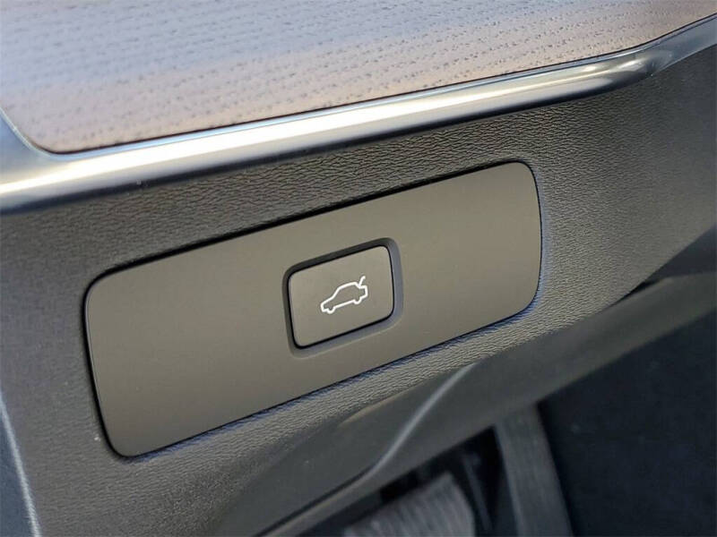 2025 Volvo XC90 B6 Core Bright Theme