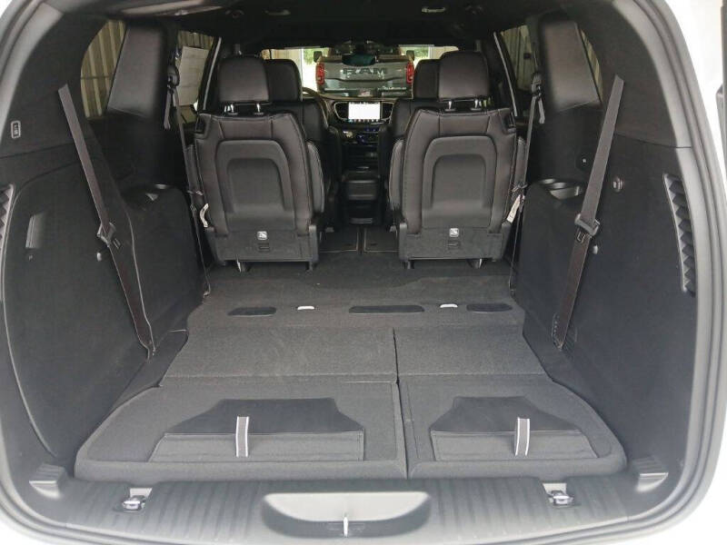 2027 Chrysler Pacifica Select
