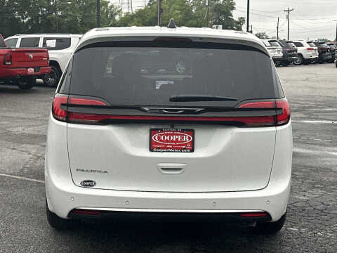2027 Chrysler Pacifica Select