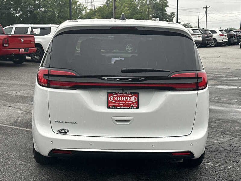 2027 Chrysler Pacifica Select