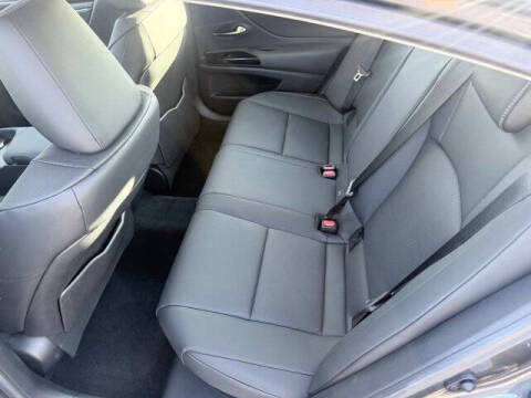 2025 Lexus ES 300h F SPORT Design