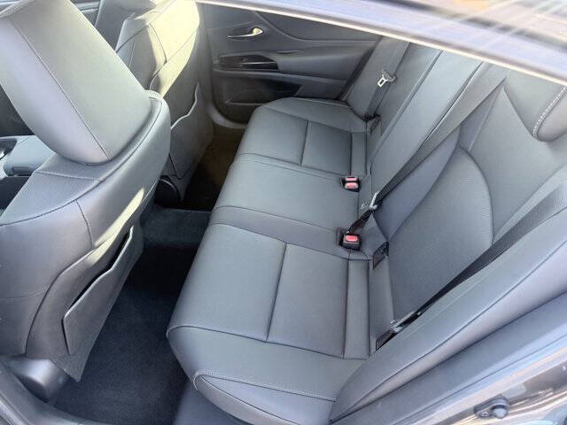 2025 Lexus ES 300h F SPORT Design