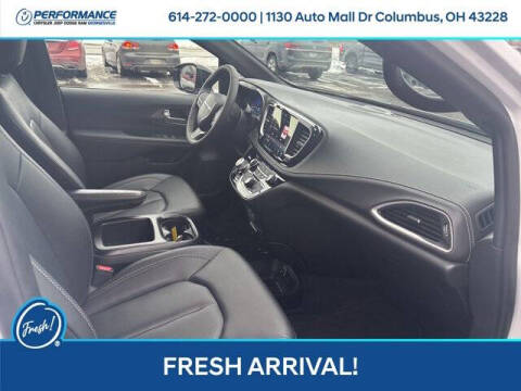 2025 Chrysler Pacifica Plug-In Hybrid Select