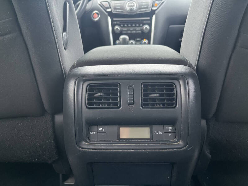 2017 Nissan Pathfinder SV