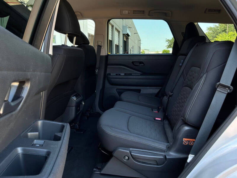 2025 Nissan Pathfinder SV