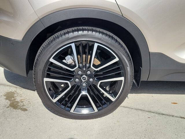 2024 Volvo XC40 B5 Ultimate Dark Theme