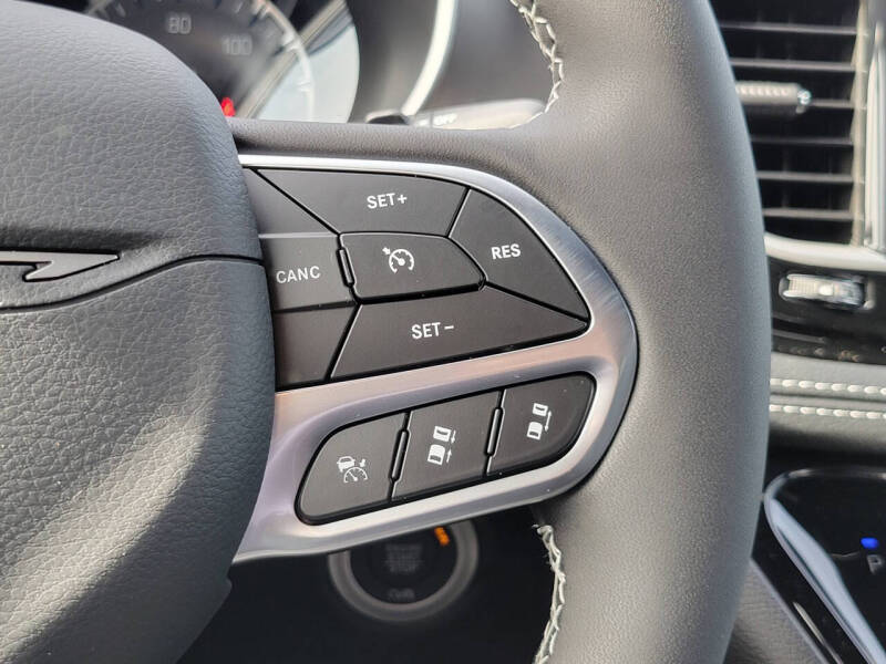 2027 Chrysler Pacifica Select