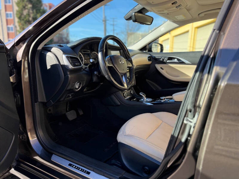 2017 Infiniti QX30 Premium