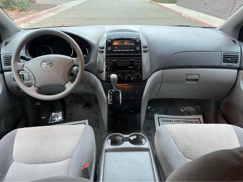 2006 Toyota Sienna LE 8 Passenger