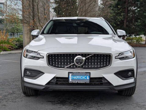 2025 Volvo V60 Cross Country B5 Plus