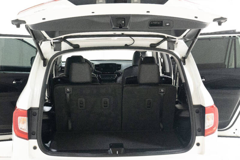 2019 Honda Pilot Touring w/Rear Captain's Chairs