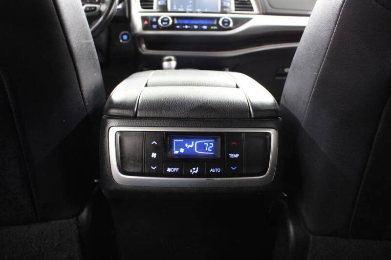 2017 Toyota Highlander SE