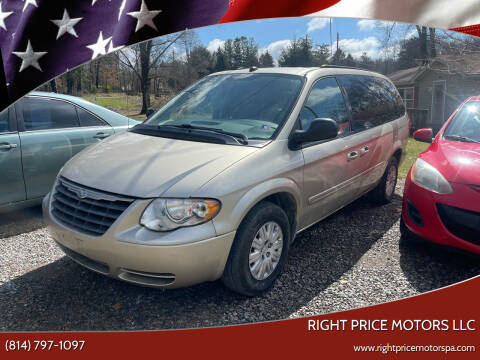2005 Chrysler Town and Country for sale at Right Price Motors LLC in Cranberry Twp PA