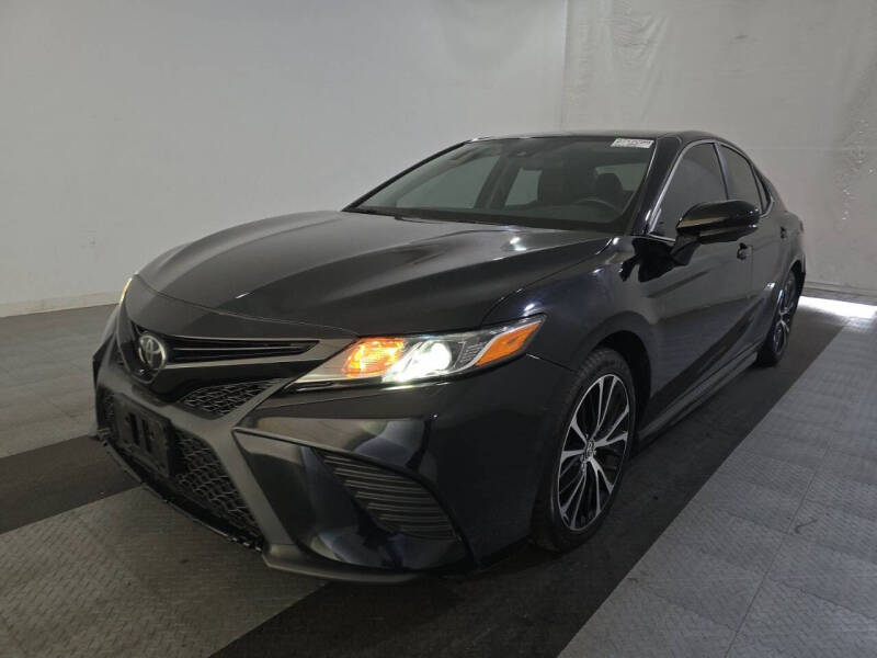2019 Toyota Camry SE's photo