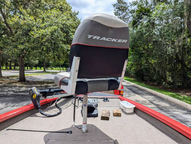 2004 Tracker Bass Boat