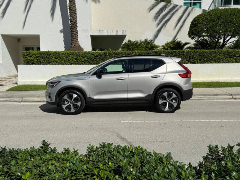 2025 Volvo XC40 B5 Plus Dark Theme