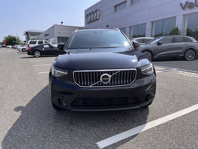 2025 Volvo XC40 B5 Core Bright Theme