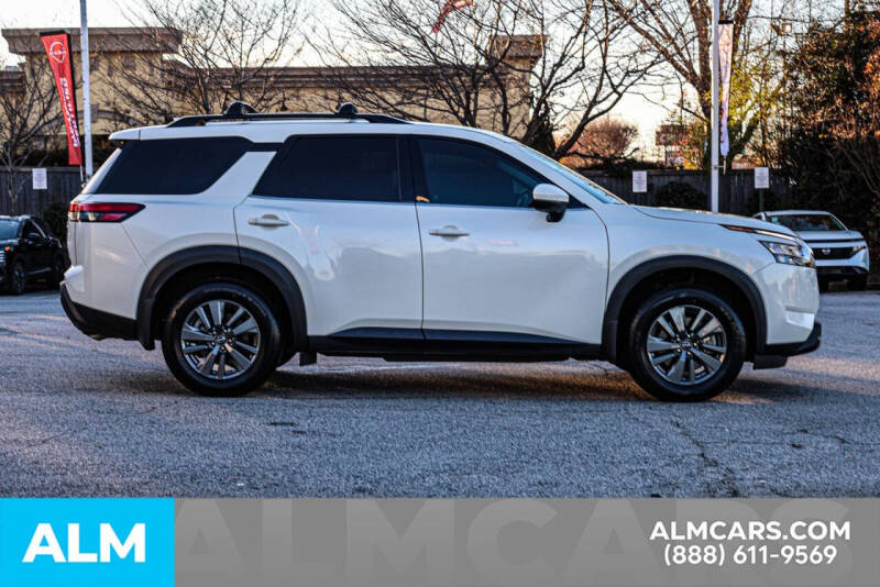 2022 Nissan Pathfinder SV