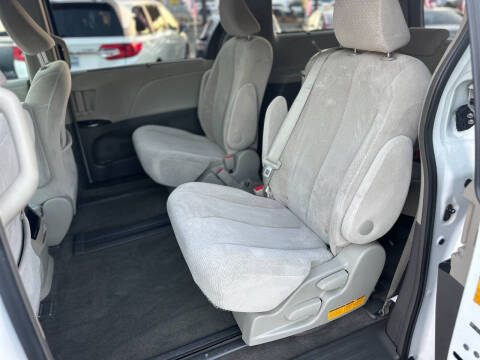 2013 Toyota Sienna LE 8-Passenger