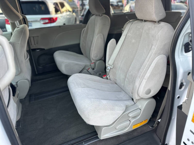 2013 Toyota Sienna LE 8-Passenger