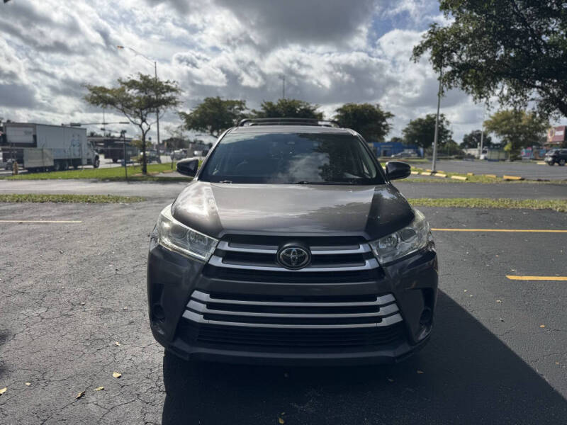 2018 Toyota Highlander LE's photo