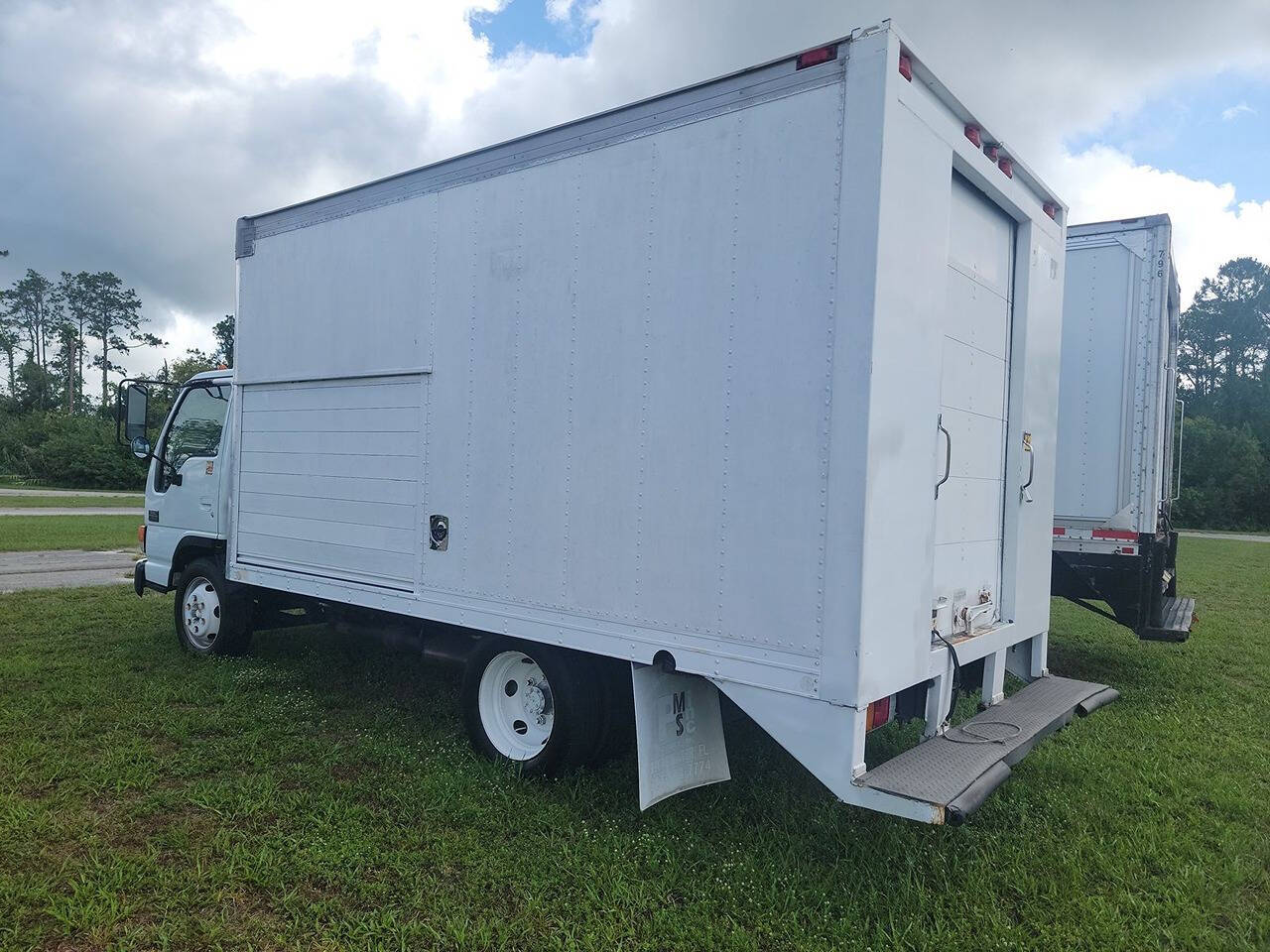 2005 GMC W4500 for sale at LUXURY IMPORTS AUTO SALES INC in Ham Lake, MN