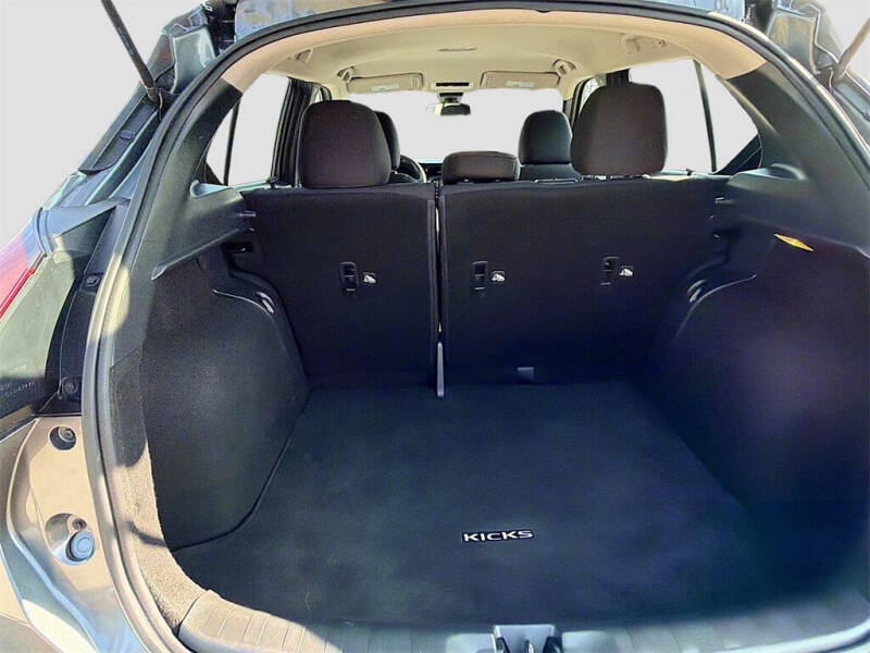 2021 Nissan Kicks SR