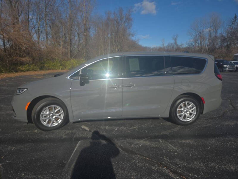 2025 Chrysler Pacifica Select