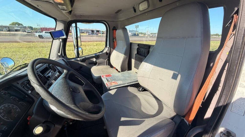 2013 Freightliner M2-106 Business Clas