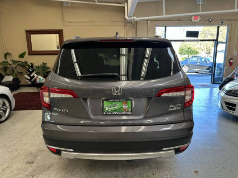 2021 Honda Pilot Touring w/Rear Captain's Chairs