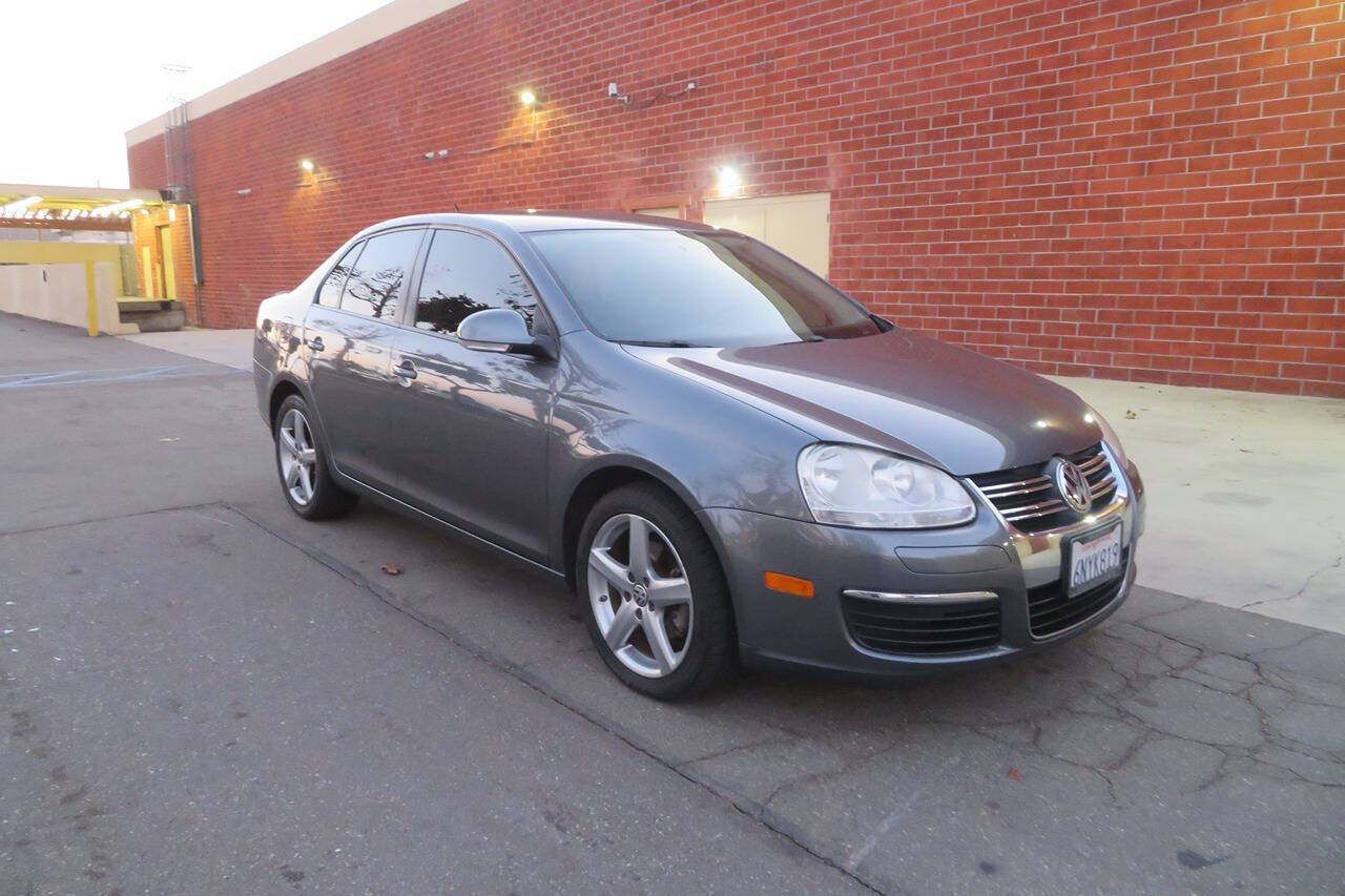 2010 Volkswagen Jetta for sale at The Car Vendor LLC in Bellflower, CA